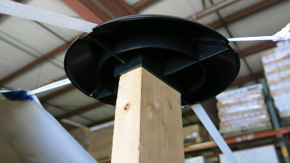 Toppplate for støtte strammebånd